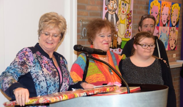 Wethouder Margriet den Brok kreeg van de kunstenaars van Dogma een portret van haarzelf overhandigd