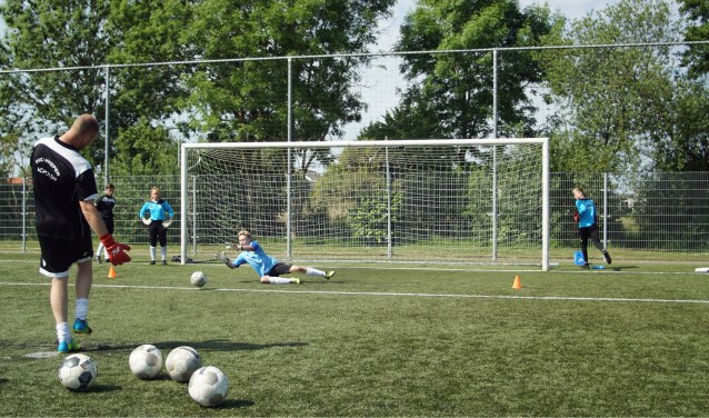 Niet alleen de bal goed leren verwerken, maar ook goed kunnen werpen, trappen en meevoetballen hoort bij het keepersvak