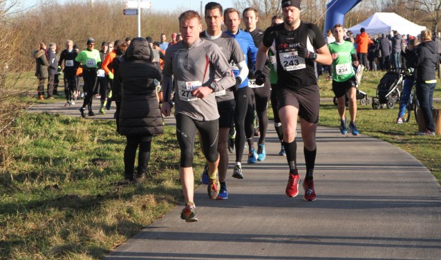 Winnaar Christiaan van Beusichem (uiterst rechts) gaf bij de start van de Halve van Westvoorne zijn concurrenten, onder wie Wim Padmos (links), alle ruimte. * Foto Wil van Balen.