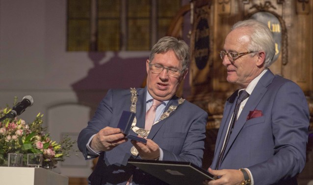 Rob Breen en Gregor Rensen bekijken de Penning. - Photo4business