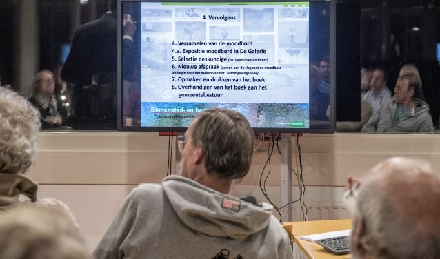 De bewoners gingen in het stadskantoor druk aan de slag met het maken van een moodboard - fotografie Jos Uijtdehaage