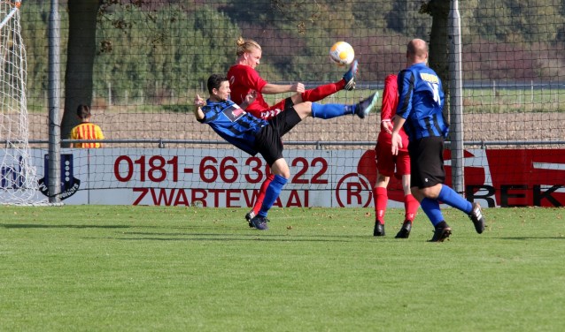 SC Botlek kwam er zaterdag niet aan te pas in het duel bij streekgenoot Vierpolders.