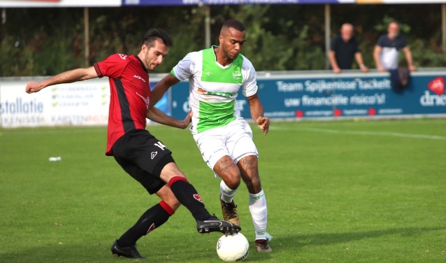 Spijkenisse is zaterdag door de benauwde zege op FC Rijnvogels (2-1) gestegen naar de koppositie in de hoofdklasse.
