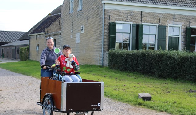 De rolstoelbakfiets maakt het mogelijk om een kind in een rolstoel ook te laten genieten van de natuur. (Foto: Annette den Dulk)