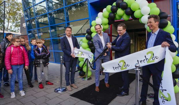 Wouter Struijk en Rob Oosterlee knippen eendrachtig het lint door.