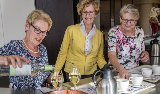 Ria Kieviet, Jeanne van Beveren en Nel Ritmeester (v.l.n.r.) vormen de kerngroep van de 'Brandingvrijwilligers' in Stuifakkers. * Foto: Jos Uijtdehaage.