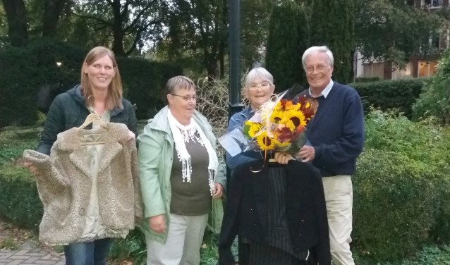 De Burchtspelers zijn dolblij met de geschonken kleding