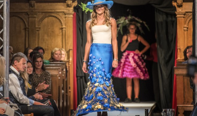 Brielle's Got Fashion werd geopend door vier modellen, gekleed in ontwerpen waarbij gebruik werd gemaakt van verse bloemen