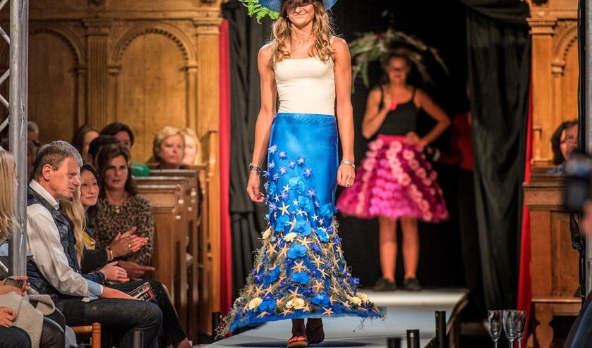 Brielle's Got Fashion werd geopend door vier modellen, gekleed in ontwerpen waarbij gebruik werd gemaakt van verse bloemen