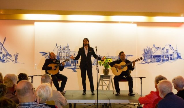 Ricardo Martins, César Matoso en Paulo Feitara geconcentreerd in actie in verenigingsgebouw Ons Huis.