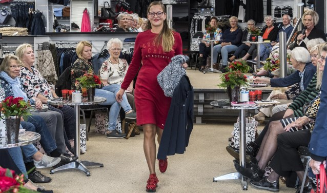 Eigenaresse Gerlinda van Lotte's Boetiek toont wat voor fleurigs de herfstmode in petto heeft. * Foto: Jos Uijtdehaage.