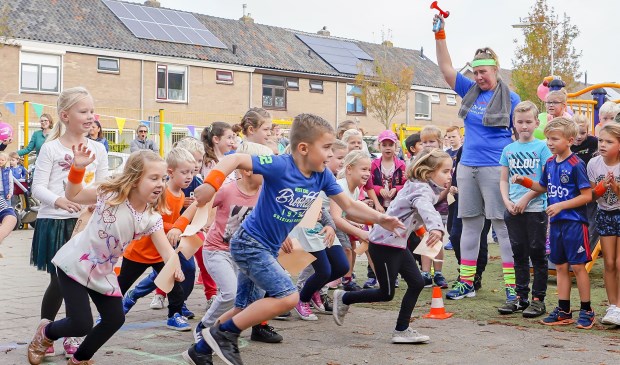De jongste leerlingen renden over het schoolplein.