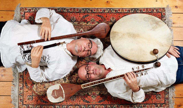 Van Glabbeek bespeelt verschillende Perzische instrumenten, zoals de tar, de setar en de daf.