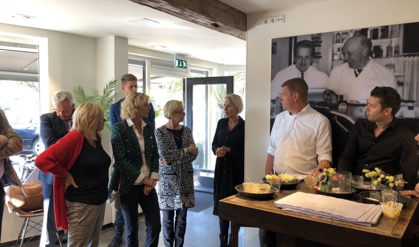 Onder het motto 'College op pad' gingen burgemeester en wethouders op 10 oktober op verschillende plekken in Honselersdijk in gesprek met ondernemers en inwoners. Foto: (PR)