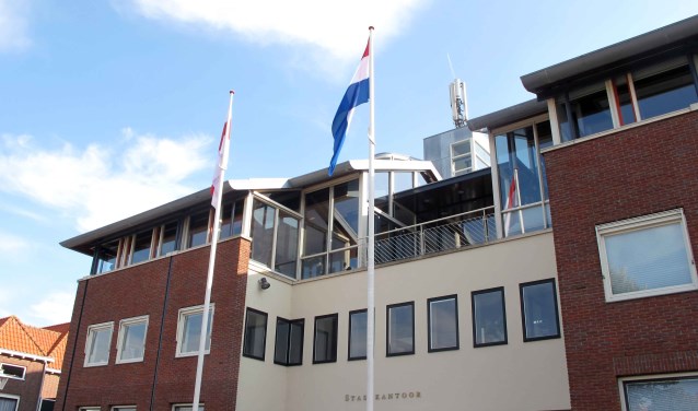 De nieuwe vlaggenmasten torenen bijna uit boven het dak van het stadskantoor en staan zeker niet voor paal. Het wapperen lukt op deze zonnige dag met windkracht 3 wat minder .... maar, dat komt vast in orde!