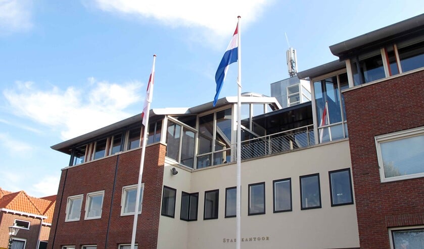 De nieuwe vlaggenmasten torenen bijna uit boven het dak van het stadskantoor en staan zeker niet voor paal. Het wapperen lukt op deze zonnige dag met windkracht 3 wat minder .... maar, dat komt vast in orde!