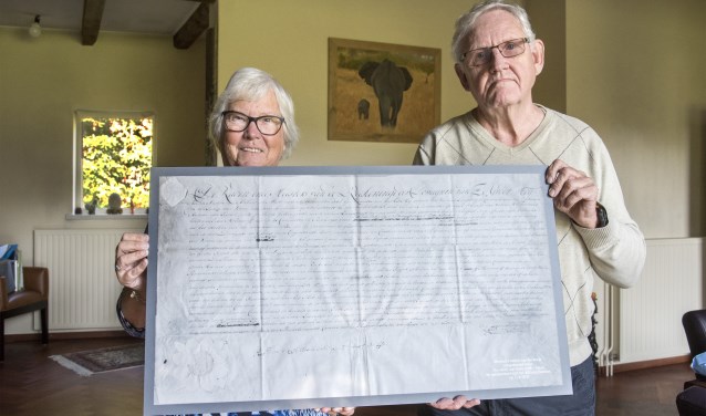 Het echtpaar Vermaat is vereerd met de replica van het windrecht voor de molen van Rockanje.