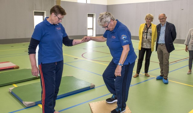 Wethouders Bert van Ravenhorst (Brielle) en Jorriena de Jongh (Westvoorne) geven het startsein (Foto: Jos Uijtdehaage)