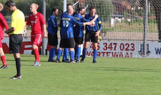 Douwe Zijlstra, Jesper Lakerveld en Ricardo Nijsen (v.l.n.r.) vieren de 3-0 van captain Michael Straatman. * Foto: Wil van Balen.