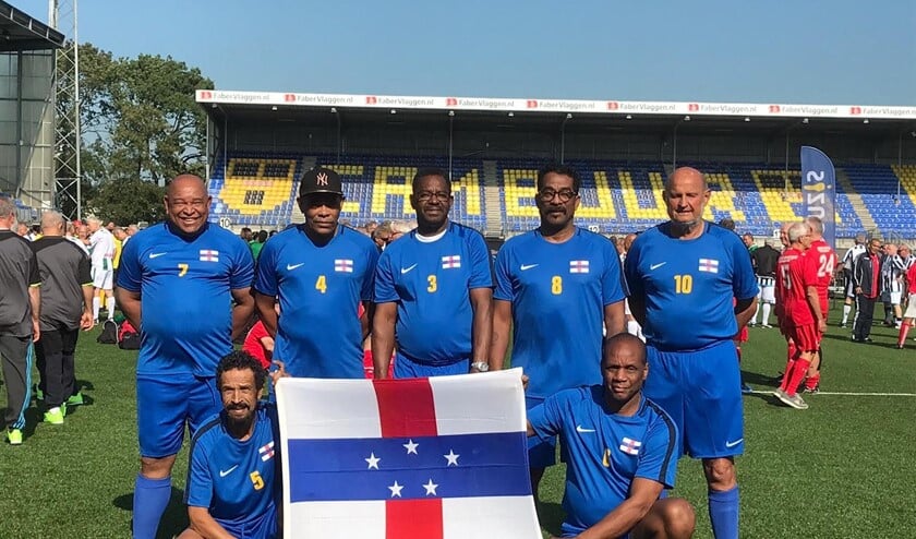Het team van de Antillen met v.l.n.r. staand Bibi Statie, Wilbert Pourier, Julian Arindell, Berto Mercera, Wim Vermeulen en zittend Nando Frans en Melvin Zimmerman. * Foto: copy wright Antillen-team.