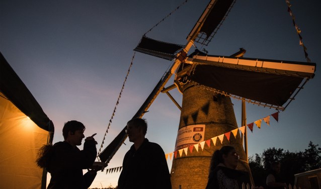 De korenmolen van Oostvoorne was afgelopen weekeinde 36 uur lang in bedrijf. * Foto: Jos Uijtdehaage.