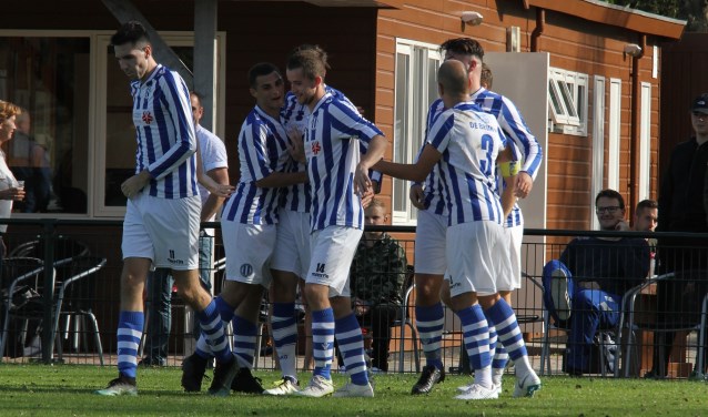 Ramon de la Haye, Ronald Meilly, Bart Rollof, Diego de Graaf en Michael van Maurik (v.l.n.r.) vieren de 1-1. * Foto: Wil van Balen.