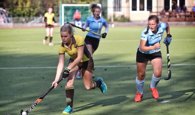 De dames van HV Spijkenisse kwamen zondag tot een gelijkspel (1-1) tegen koploper Dopie.