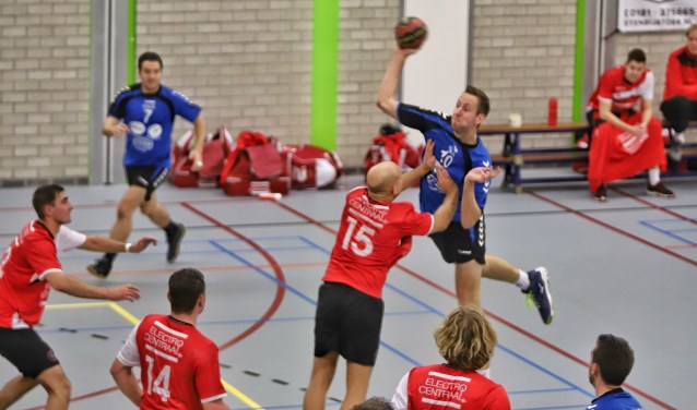 De mannen van HVOS gingen zondag in sporthal Olympia net niet onderuit tegen SOS kwieksport.