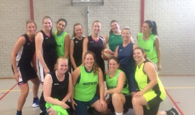 De basketbalsters van BV Voorne wonnen de derby tegen Hurricanes uit Spijkenisse.