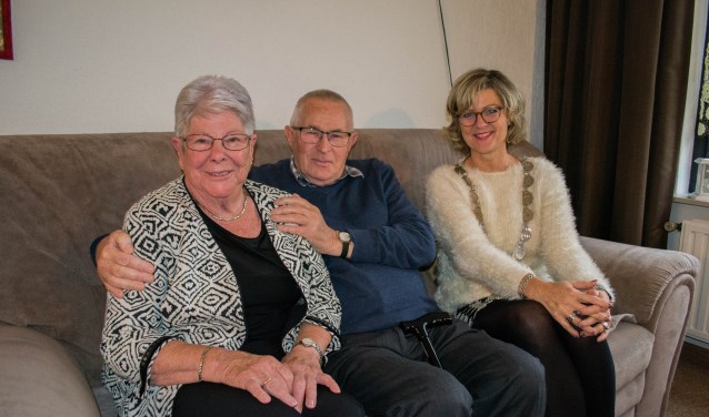 Meneer en Mevrouw Nagtegaal werden persoonlijk gefeliciteerd door burgemeester Ada Grootenboer-Dubbelman. Foto: Sam Fish