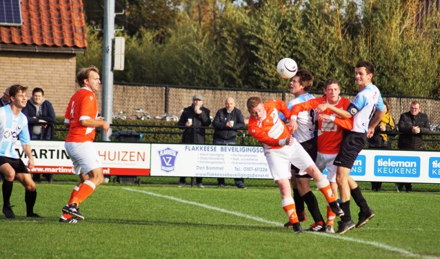 De eerste helft hielden de ploegen elkaar in evenwicht. De tweede helft besliste DVV '09 het duel (foto Marjo Smit).