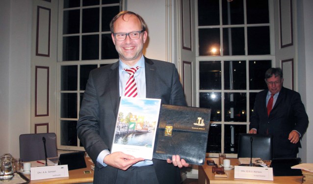 Wethouder Robert van der Kooi met de Brielse 'miljoenennota' .
