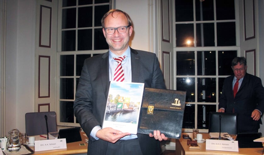 Wethouder Robert van der Kooi met de Brielse 'miljoenennota' .
