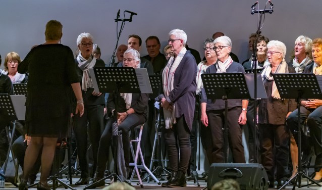 Volop genieten en meezingen in een uitverkochte zaal.