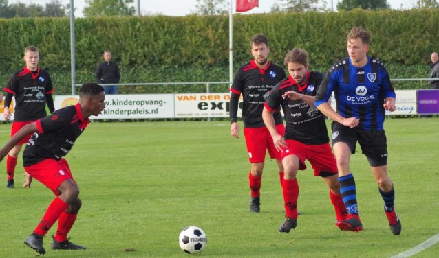 Marc Peeman (rechts) tegen een overmacht aan Den Bommel spelers: Joris Buijs, Ruben dos Santos Fortes, Johnno Bakker, Stefan Klink.
