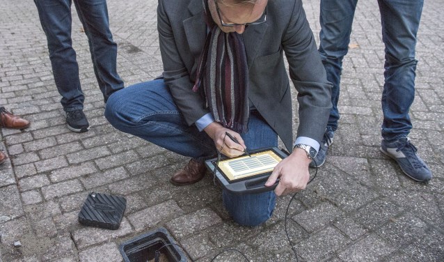 Wethouder Van der Kooi voorzag maandag de laatste peilbuis van de meetapparatuur aan het Fregat 34 (Foto: Jos Uijtdehaage)