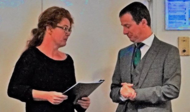 Heidi van Noort overhandigt de petitie aan wethouder Schop