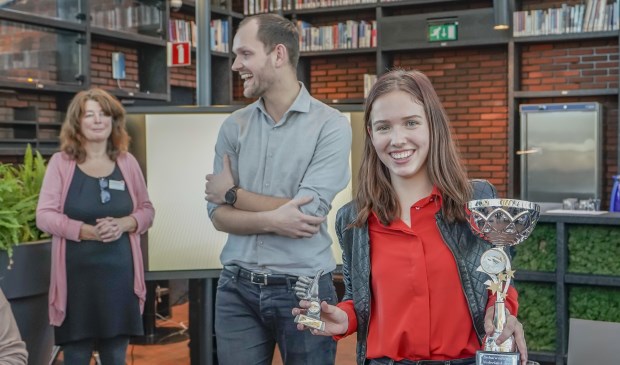 Anne Bergen wint het scholendebat.