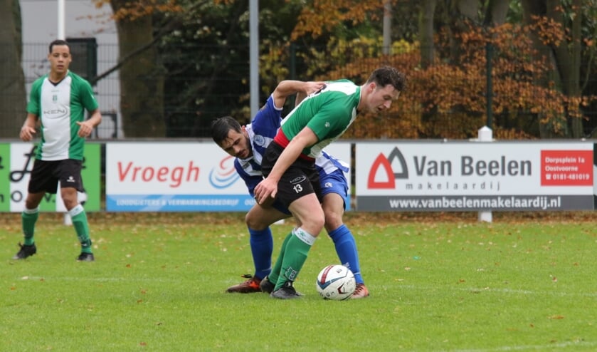 André Breinburg (l) wacht gespannen op de uitslag van het duel van Jules Kroef . * Foto: Wil van Balen.