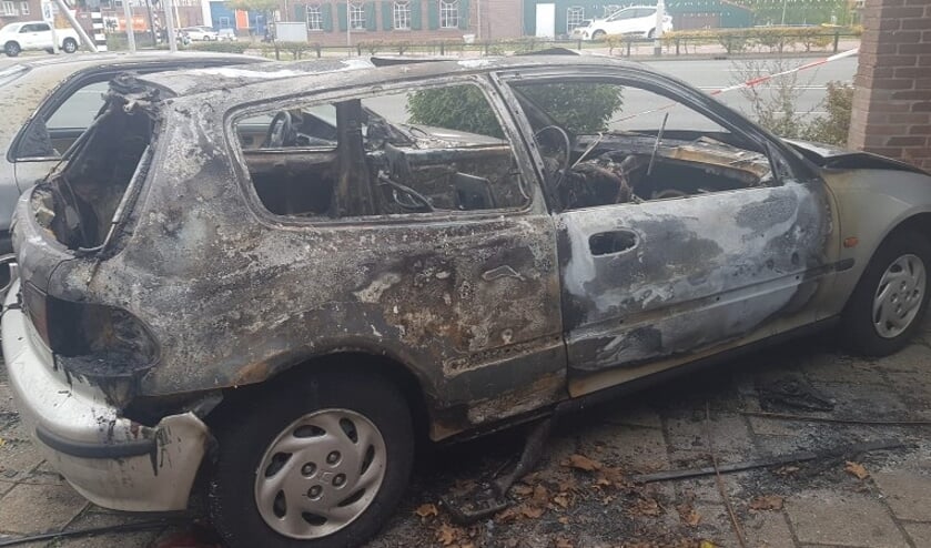 Een van de auto's die in de nacht van dinsdag op woensdag in vlammen opging.