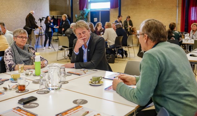 Wethouder Soeterboek luisterde aandachtig naar vertegenwoordigers van de wijkgroepen.