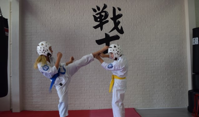 Jette Prins (links) werd Belgisch kampioene Kyokushinkai Karate.