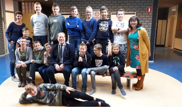 Burgemeester Peter de Jong bezocht de leerlingen van de Gelinckschool in Oostvoorne in het kader van de nationale schoolontbijtweken.