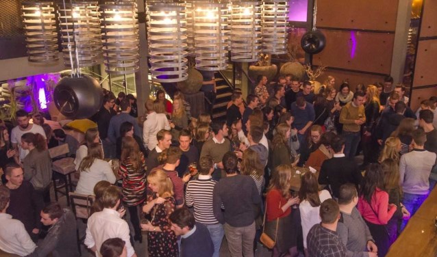Rond een knappend houtvuur ontstaan supergesprekken en de mooiste ontmoetingen, dit onder het genot van een bittergarnituurjte en een drankje.