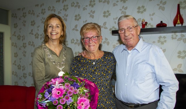Bloemen van de burgemeester voor het diamanten echtpaar