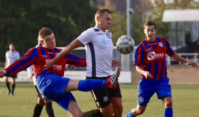 Nieuwenhoorn kreeg zaterdag Kethel Spaland op bezoek en scoorde pas in de slotminuut de gelijkmaker, 1-1. Fotografie: Theo van Kralingen