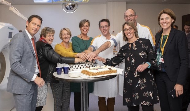 de nieuwe CT-scanner – met wolkenplafond in de CT-ruimte – is nu officieel in gebruik bij het Maasstad Ziekenhuis.