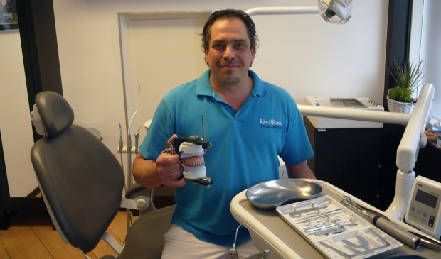 Roland Willemse met de articulator.