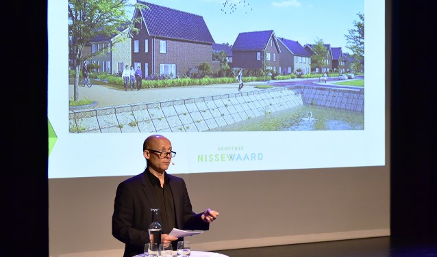 Wethouder Jan Willem Mijnans tijdens een eerdere presentatie van de nieuwbouwplannen in Nissewaard