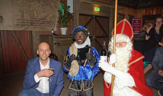 Speciaal ter gelegenheid van het 10-jarig jubileum heeft onze lokale brouwerij Solaes een jubileumbier gebrouwen voor stichting WO2GO. Links Dennis Notenboom met Sinterklaas die het eerste flesje ontving.